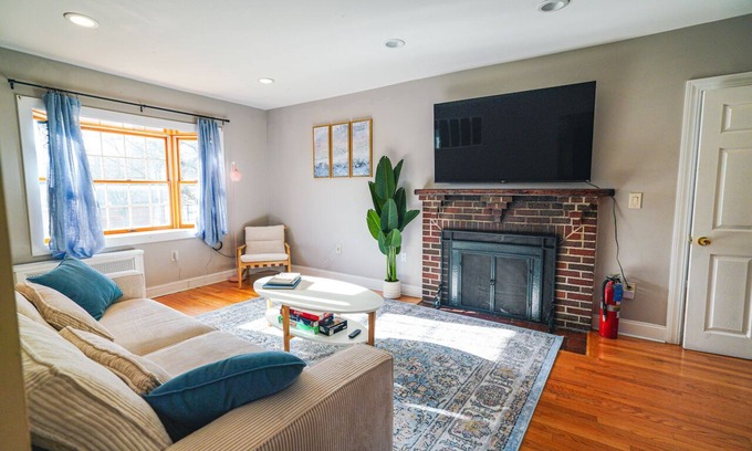 Medford Casa | Tufts 4BD/2BA - 5.MIN to Harvard&Boston / Free Parking / Walk to Subway