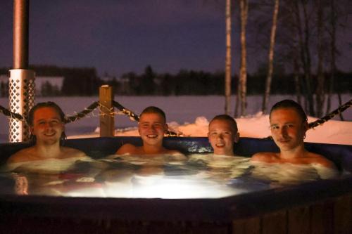 Kuusamo Chalet De Esquí | Tuovilan Lomamökki - Hot Tub - Lakeside log cabin