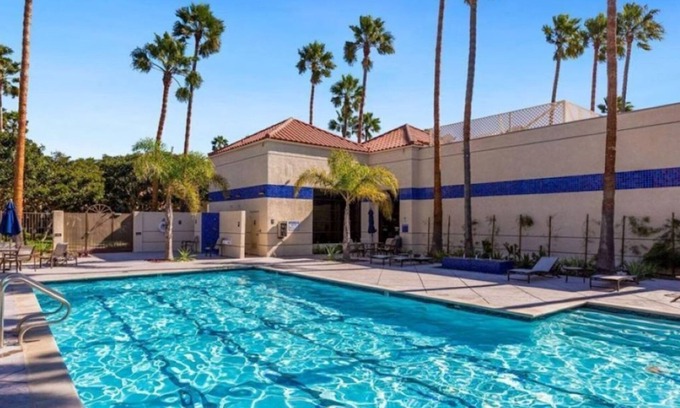 Oxnard Shores Condominio | Turnkey Beachside Condo with Pool, Spa, Gym and More