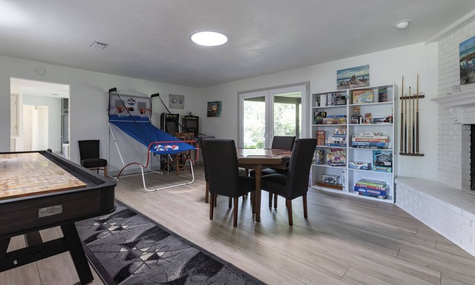 Foley Casa | Turtle Time Retreat-Fall Stays Are The Best! Game Room, Hot Tub!