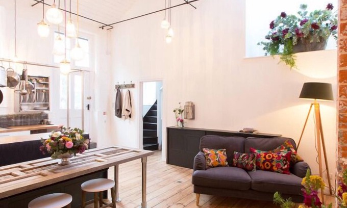 Winchester Casa | Two Bare Feet