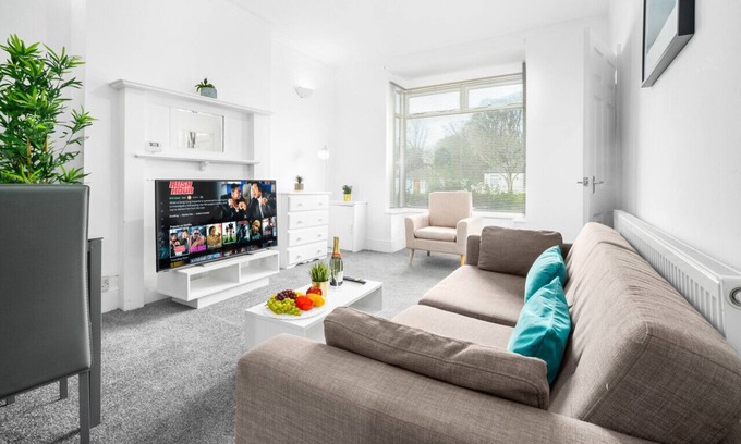 Harborne Casa | Two Bed House - Courtyard - Parking - Harborne