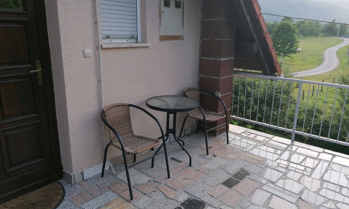 Catrnja Apartamento | Apartamento para dos personas con una terraza Smoljanac, Plitvice (A-14979-a)