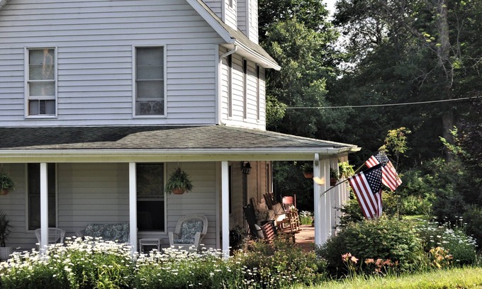 Eagles Mere Casa | Dos dormitorios al otro lado de Outlet Pond en el borde del pueblo y senderos boscosos.