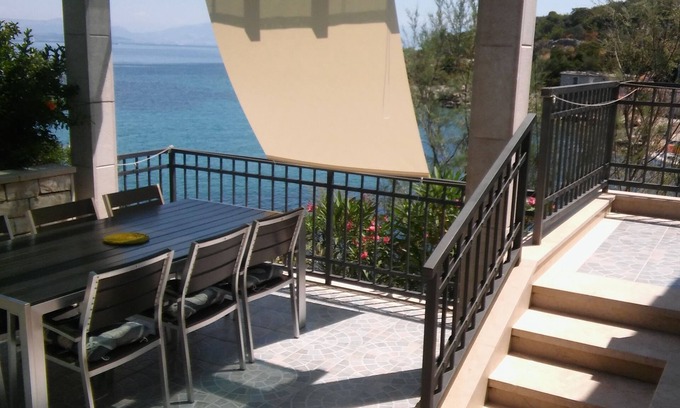 Cove Donja Krusica (Donje selo) Apartamento | Apartamento para dos personas en la playa Bahía Donja Krušica, Solta (A-11146-a)