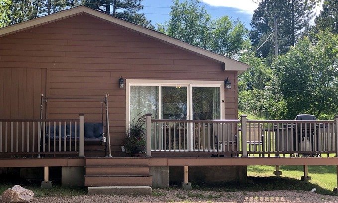 Hot Springs Cabina | Two bedroom cabin, private lake, pet friendly