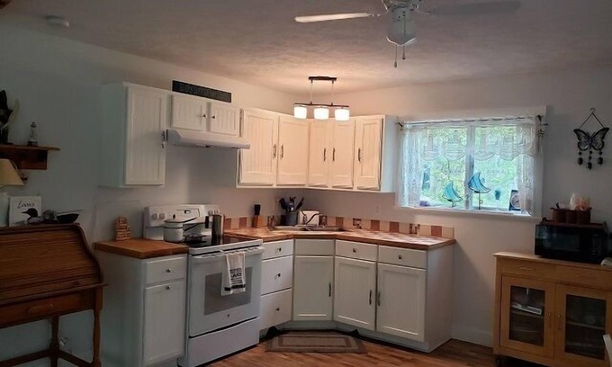 Ludington Cabaña | Two bedroom cottage near Hamlin Lake!