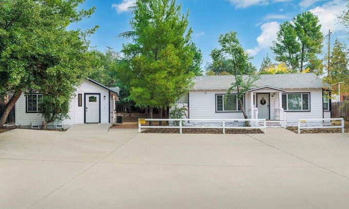 Alpine Cabaña | Two Bedroom cottage sleeps 6 & just 7 min from Viejas Casino