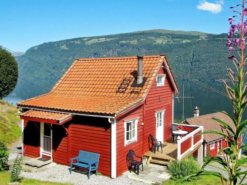 Stryn Casa | Two-Bedroom Holiday home in Utvik 1