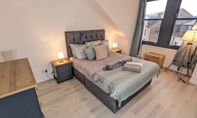Greenock Condominio | Two Bedroom Lovely Apartment in Greenock