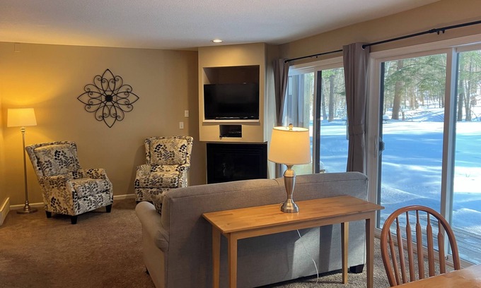 Bellaire Condominio | Two Bedroom, Two Bath Condo ready for year-around fun. Great Up North Getaway!