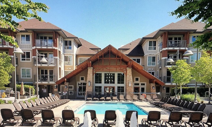 Kelowna Central Business District Condominio | Condominio en el centro de dos habitaciones y dos baños a solo unos pasos de la piscina y bañeras de hidromasaje