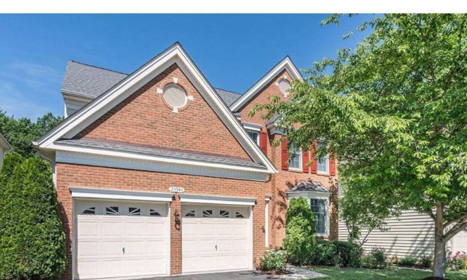 Chantilly Casa | Two Full Bed and Full Bath with walking closet in quite are