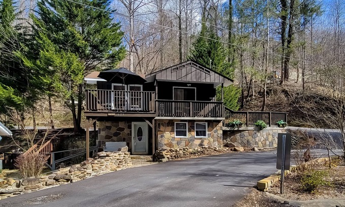 Gatlinburg Cabina | Two-level home close to hiking with river view & free attraction tickets