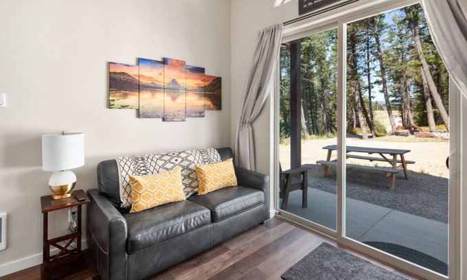 Columbia Falls Cabina | Two Medicine Cabin at 406 Glacier Cabins