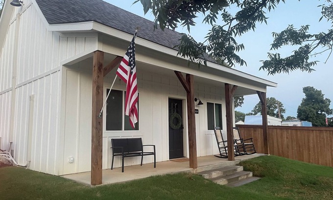 Mead Cabina | TWO PEAKS-South: New Cozy Cabin-Vaulted Wood Ceiling-Near Lake Texoma & Casinos.
