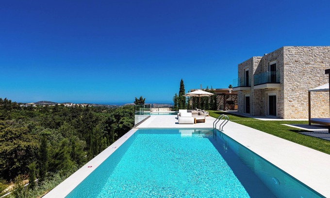 Margarites Villa | Nueva villa boutique de lujo con piscinas infinitas y bañera de hidromasaje, cerca del pueblo histórico