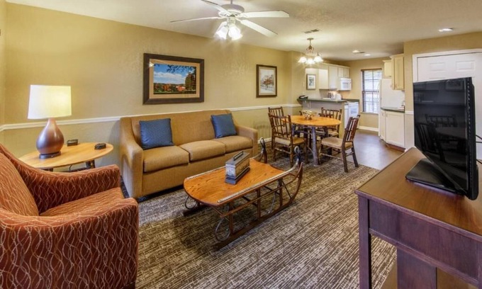 South Lee Hotel | Two Spacious Villas | Indoor Pools, Game Nights & Nature Trails – All-in Escape