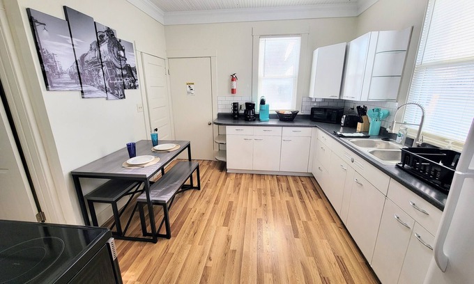 Galesburg Casa | Two-tone Train Home! King bed, Pet friendly, Foosball!