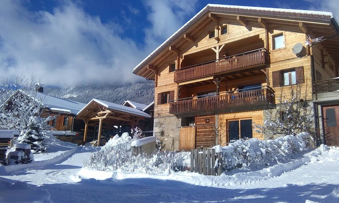 Les Villards-sur-Thones Chalet De Esquí | Chalet de dos unidades con impresionantes vistas desde la terraza sur cerca del pueblo.