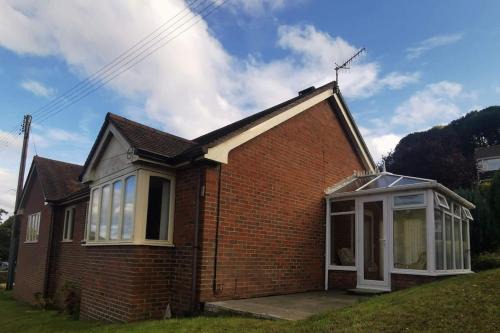 Knighton Casa | Twyngaer, a spacious 3 bedroom bungalow sleeps 5