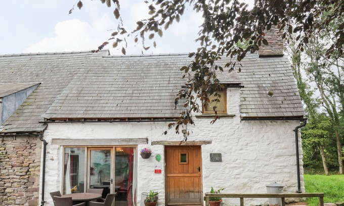 Talybont-on-Usk Casa | TY FFERM HEN, pet friendly, with hot tub in Tal-Y-Bont-On-Usk