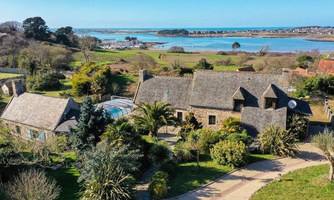 Trebeurden Chalet De Esquí | Ty goas treiz · Ty Goas Treiz Pool and view