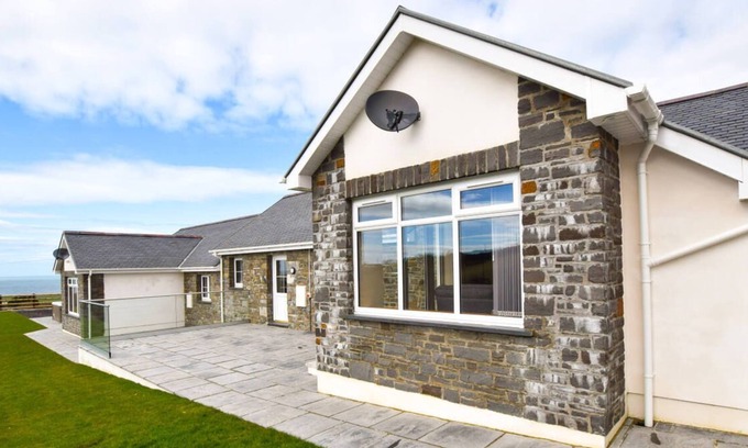 Llansantffraed Casa | Casa de campo del oeste de Gales situada sobre el pueblo y con vistas a las tierras de cultivo y al mar. Una base ideal para