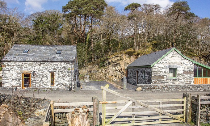 Penrhyndeudraeth Cabaña | TYN LLWYN CORNEL, pet friendly, with open fire in Beddgelert