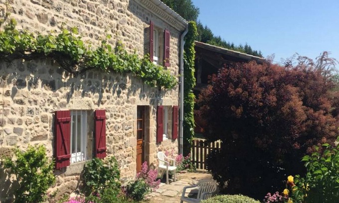 Veranne Cabaña | Gîte confortable avec cheminée, jardin et wifi au cœur du massif du Pilat