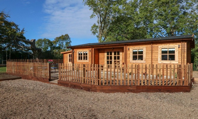 Sleaford Cabaña | TYTHE LODGE, family friendly, character holiday cottage in Heckington