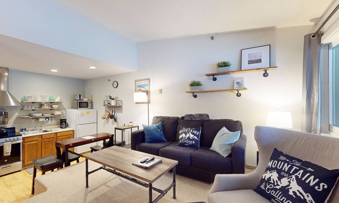 Sunday River Area Condominio | Ultimate cozy 1BR ski-in/ski-out getaway w/ shared indoor hot tub & pool