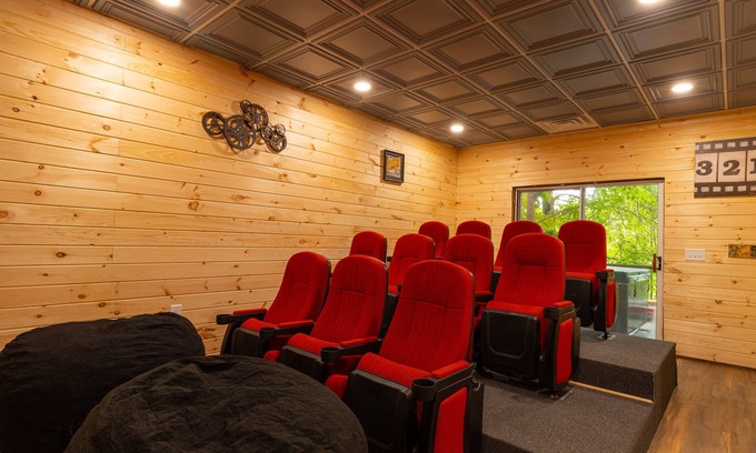 Martin Cabina | Ultimate Entertainment Lakefront Cabin w/ Theater & Game Room!