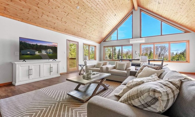 Boyne City Cabina | Ultimate Family Cabin - Winery Season Is Here!