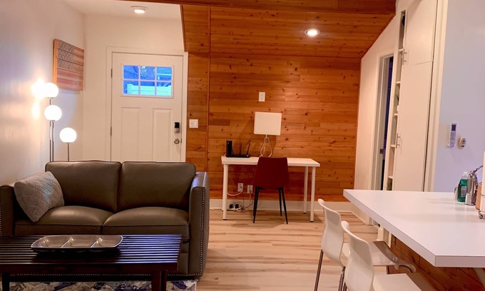 Sherman Oaks Casa | Suite de huéspedes ultra contemporánea ubicada en el corazón de Sherman Oaks