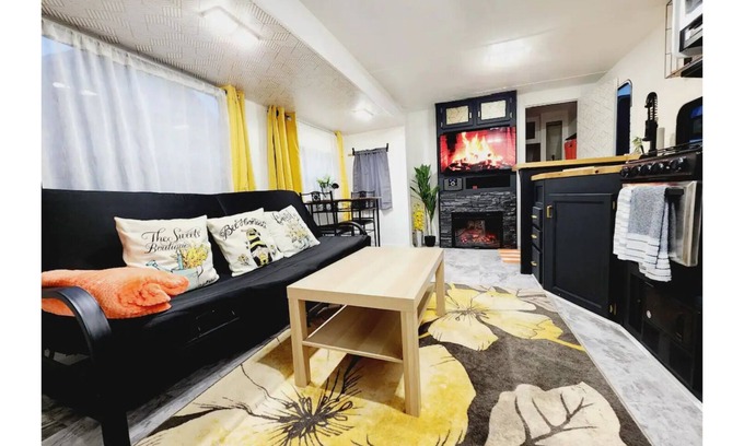 Tukwila Casa | Ultra lux tiny home w/hot tub, queen bed, nature.