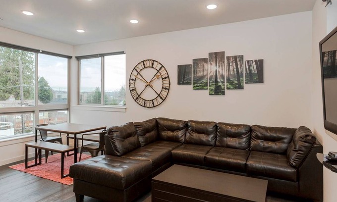 Lawton Park Casa | Ultra Modern Seattle Condo! 2 Bds, Sleeps 8!