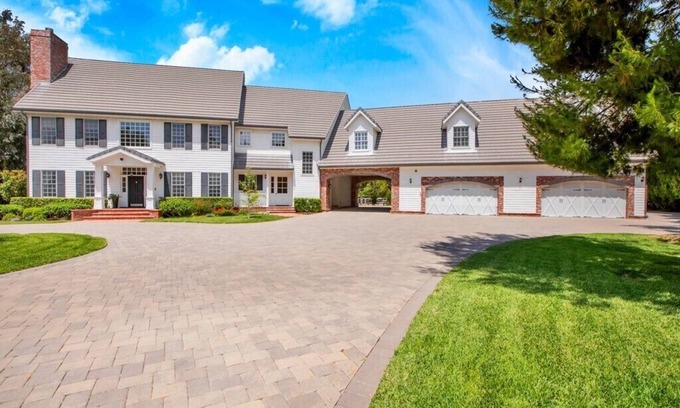Chatsworth Casa | Ultra-Private Family Oasis. Dream Villa. Pool, Tennis, Turf Field & private lake