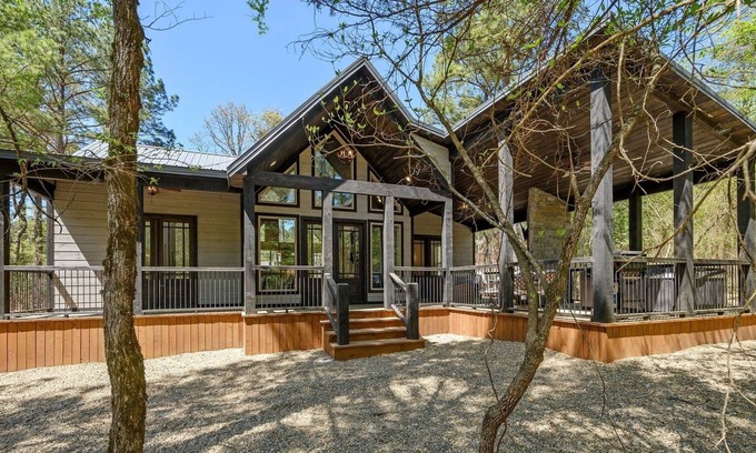 Hochatown Cabina | Un-Reel - Walking Distance to Pond, Perfect for 1-2 Couples or a Small Family