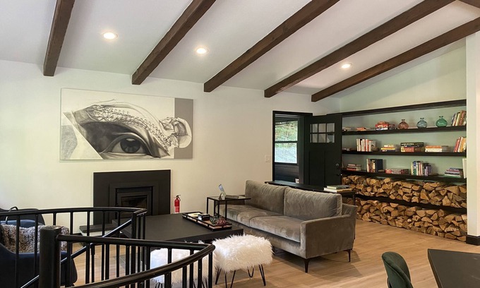 Tannersville Casa | Uncluttered Elegance Hunter Retreat