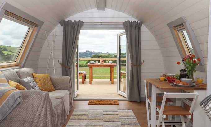 Totnes Cabaña | UNDER OAK POD, pet friendly, with hot tub in Totnes