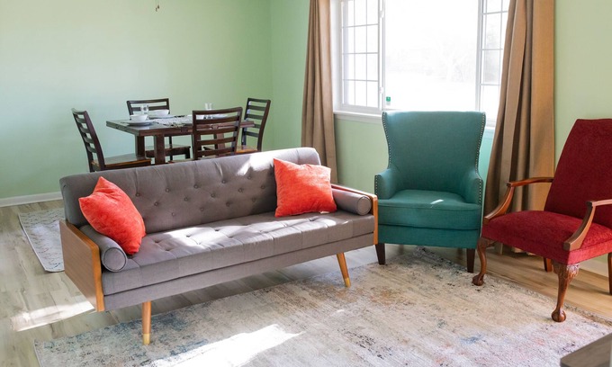 Broadmoor Casa | Under the Oak in Shreveport - Close to Barksdale, Hospitals, Downtown, and more!