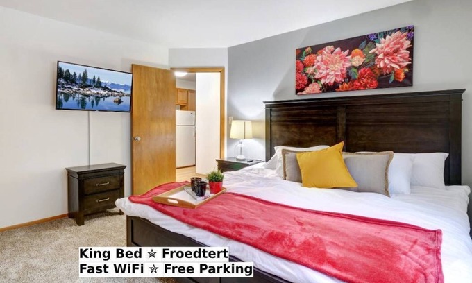 Wauwatosa Apartamento | Underground Parking,Near Froedtert, King Bed, Fast WiFi