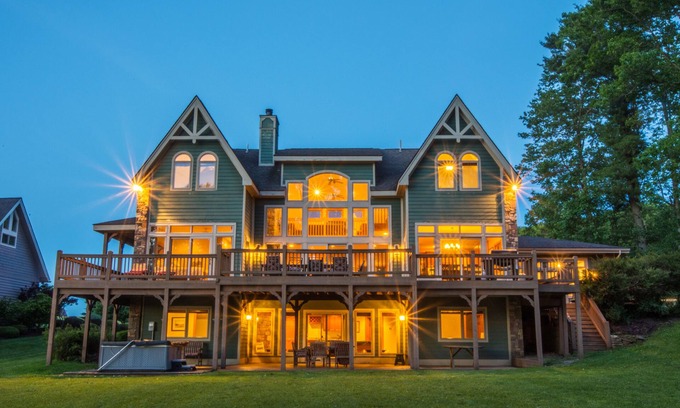 Swanton Casa | Chalet frente al lago con piscina privada cubierta, 2 bañeras de hidromasaje y mesa de billar.