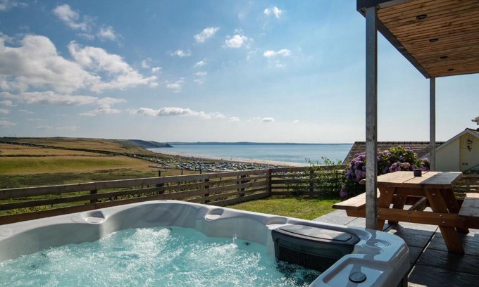 Penycwm Apartamento | Unforgettable sea views, Hot tub, Modern property