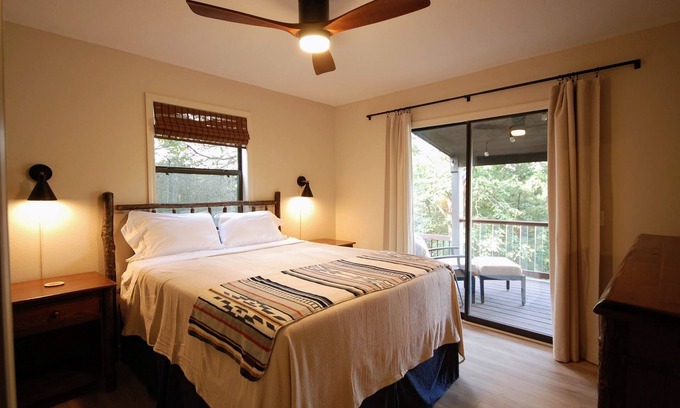 Eagle Rock Cabina | Unforgettable Sunsets! Cozy Lakeside Cabin with Panoramic Views on Table Rock!