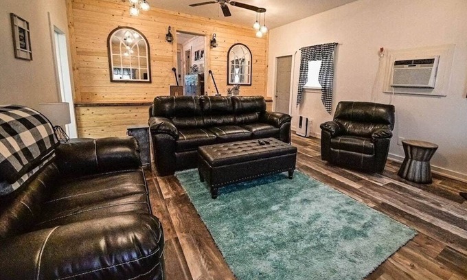 Hatfield Casa | Unique 2 BR Spacious Cottage