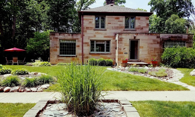 Dicken Casa | Alquiler único a corto plazo de Ann Arbor - A pie de la casa grande