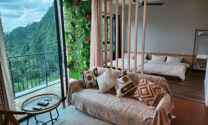 Ulu Kinta Apartamento | Unique Boho Style Condo with NETFLIX for up to 5PAX - Enjoy Mountain View while swimming at the Infinity Pool & Natural Hotspring Pool, 2mins walk to the Lost World of Tambun, Water Themepark at IPOH