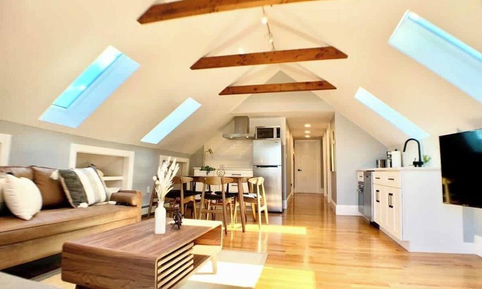 Arlington Apartamento | Unique Cathedral Ceiling Condo W/D, Parking